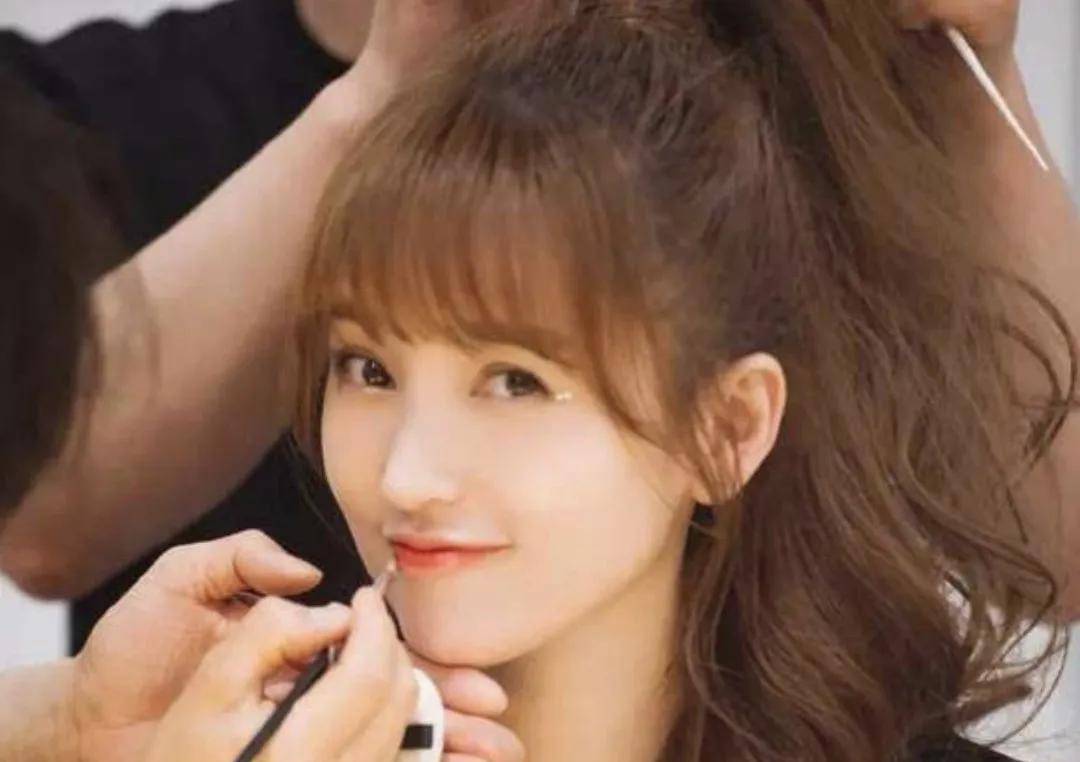 皮相|景甜在直播间美出新高度，张天爱却原形毕露、无力回天，美貌厮杀太残酷