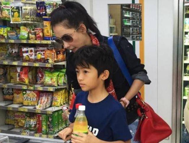 四个孩子的妈妈要努力逛超市 9cb9c561255f428482156c6074840f85.jpeg