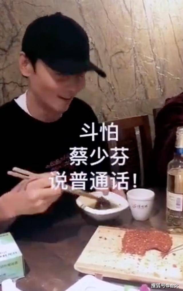 蔡少芬罕见晒三胎儿子!一家五口回重庆老家