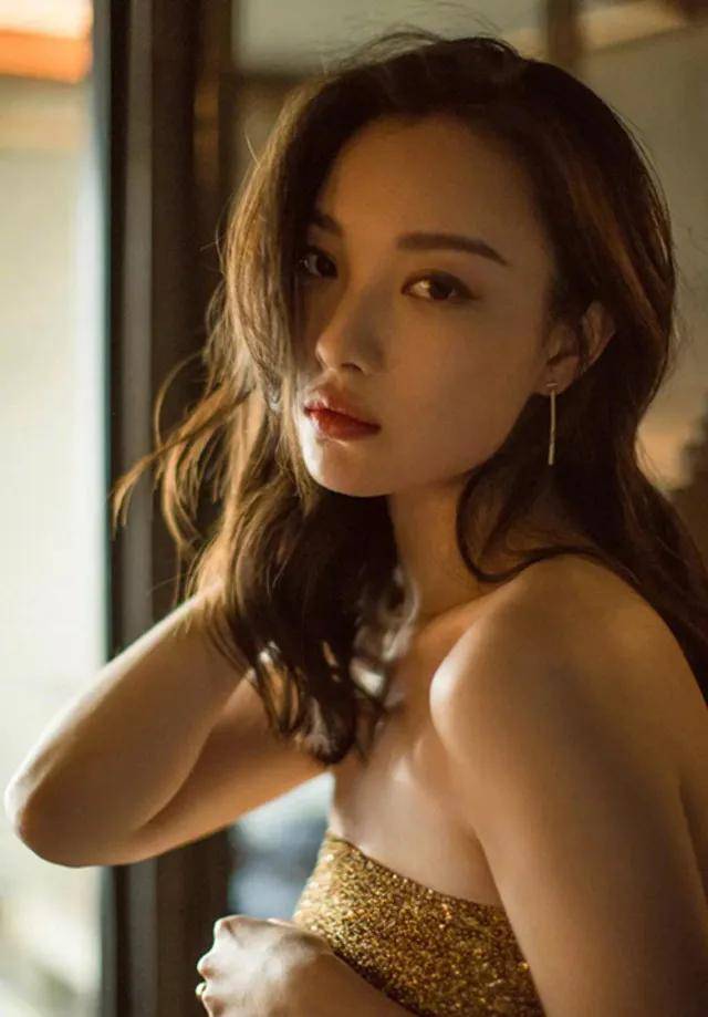 五官|明明撞了杨幂嫩牛五方原生脸，她却能被全网狂吹顶配和高级，凭什么？