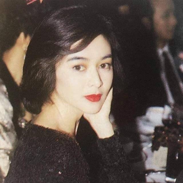 迪奥|关之琳也开始直播带货了！穿迪奥花衬衣烫卷发，化浓妆难掩法令纹