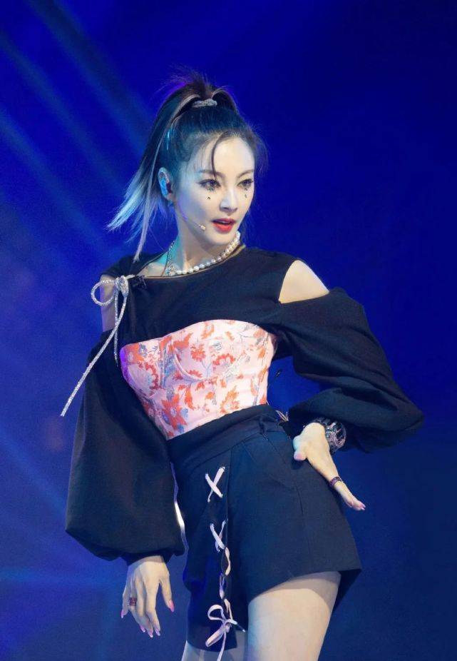 发型|挂耳染发型你尝试了吗？女星们纷纷挑战，减龄感十足有“女团味”