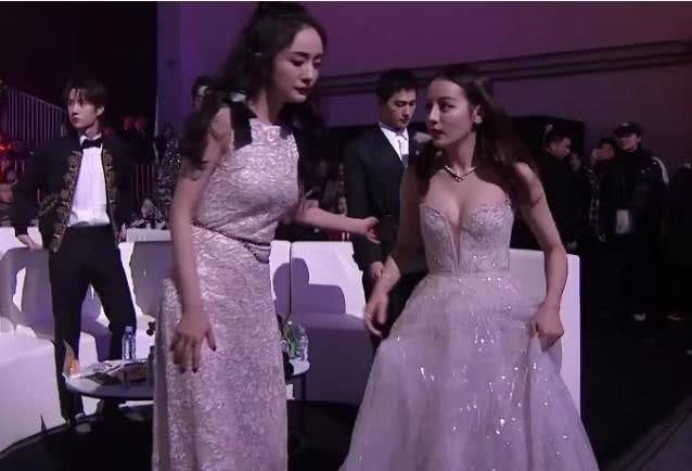 热巴|穿性感衣服?宋祖儿频繁捂胸,江疏影捂腿,看到热巴脱外套太美了