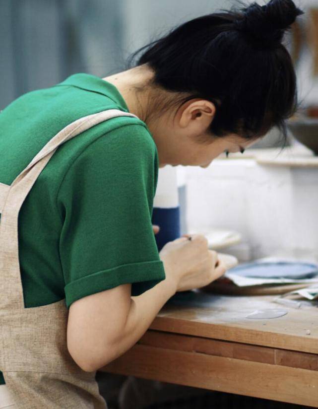 小动作|张大奕四个小动作，秒变大长腿，董花花做陶艺，一副岁月静好模样