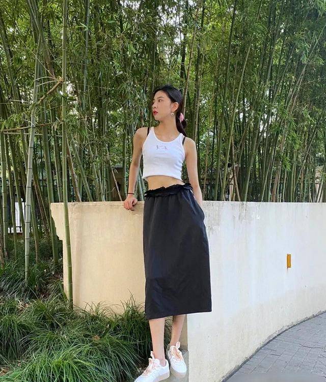 Look|夏末初秋怎么穿？跟“中国泫雅”宋妍霏学穿搭，甜美帅气自由切换