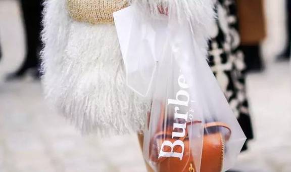 度假|别买PVC透明包了，今年流行“草编包”！