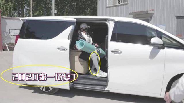 羽绒服|章子怡一家吃烤肉！国际章全副武装一路低头，放飞自我生怕被认出