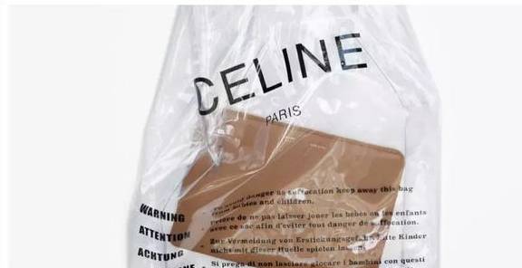 度假|别买PVC透明包了，今年流行“草编包”！