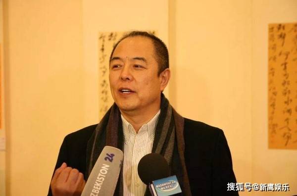 张铁林停车占公道与保安争执,网友:真当自己是皇上?