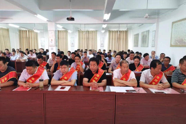 2020年邓州中招成绩_邓州市致远实验学校2020年中考表彰大会隆