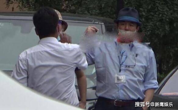 张铁林停车占公道与保安争执,网友:真当自己是皇上?