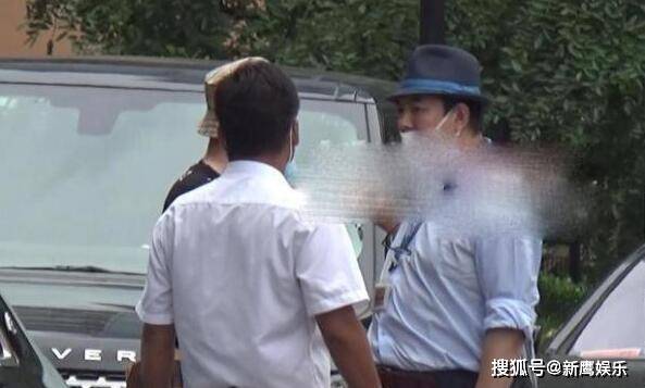 张铁林停车占公道与保安争执,网友:真当自己是皇上?