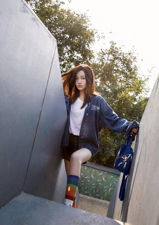 王菲|李嫣联合品牌做公益，绘画书法被印服装上，当模特拍写真超有范儿