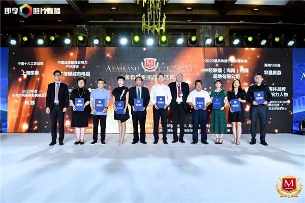 商务|利郎“商务”理念创新升级 荣获“2020年度引领时尚新商务男装品牌”殊荣！