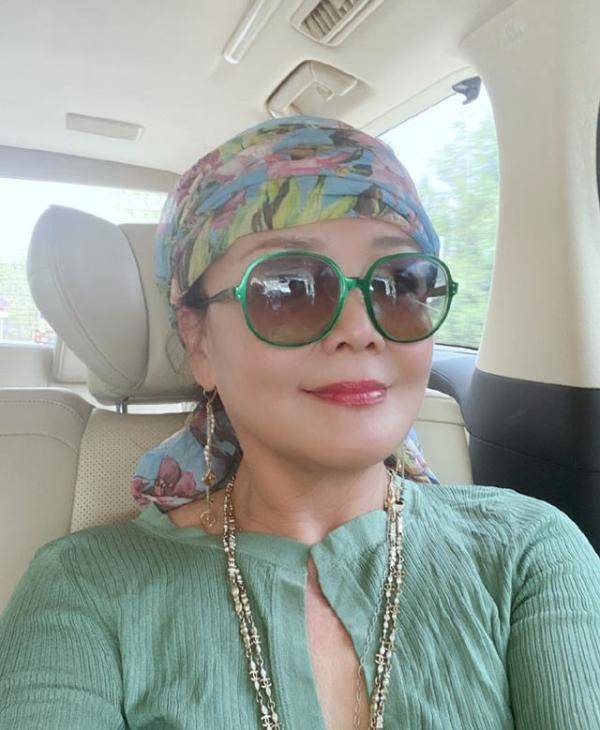 服装|大S的婆婆真会保养，就算吃大蒜都很优雅，这样的女人还挺有魅力