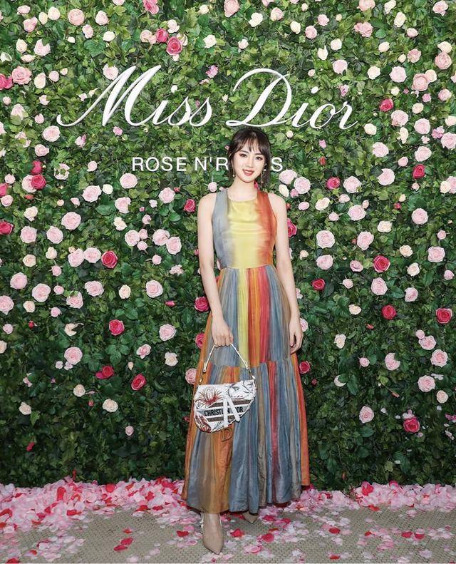 西装|姚安娜穿西装登杂志，格纹西装展现商界强人范儿，还自嘲纨绔子弟