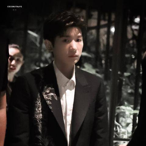 黑色|王源黑色印花西装为什么会上热搜？大家如何评论的？