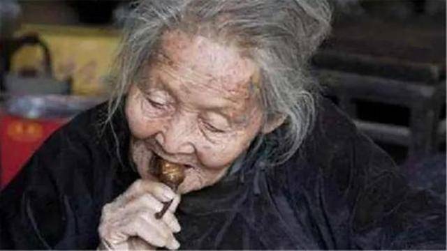 老人,他们珍惜眼前的生活不易,生活节俭,一块钱恨不得拿来当两块钱