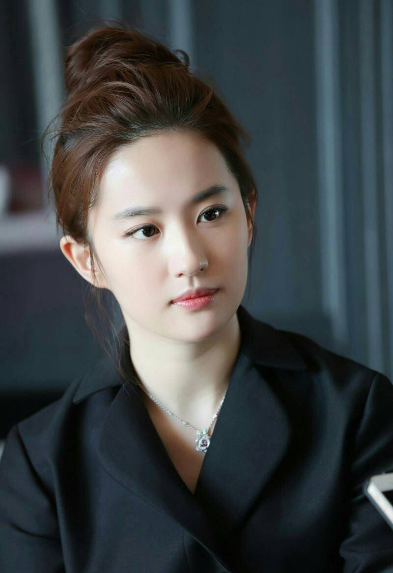 袁姗姗|Lisa没有刘海像变了一个人？辛芷蕾袁姗姗换发型更是堪比整容