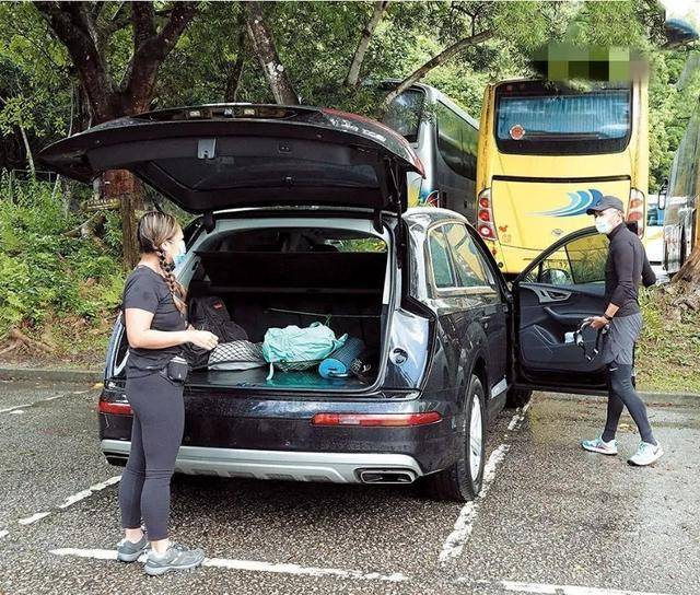 65岁周润发罕露面!携女友一起上山运动