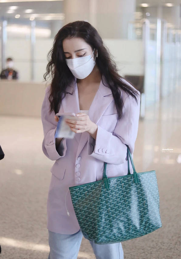 原创都说迪丽热巴生得一双好腿,当她穿直筒裤走机场:与助理对比太明显