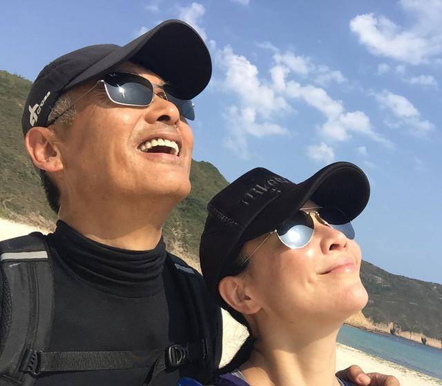 65岁周润发罕露面!携女友一起上山运动
