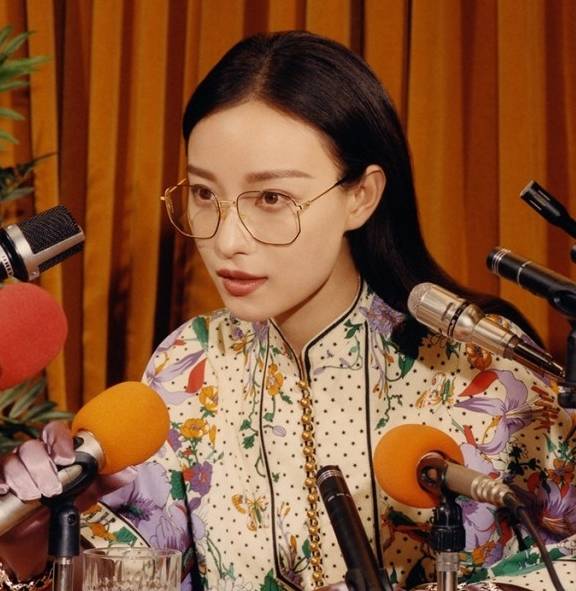 服装|单身的倪妮更美了！穿潮牌服装亮相，发布会上演绎复古摩登少女