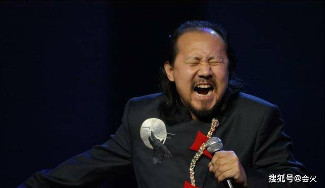 女装|原创60岁腾格尔当评委,看表演只顾玩手机引批评,扮女装被指太心酸