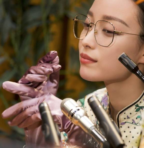 服装|单身的倪妮更美了！穿潮牌服装亮相，发布会上演绎复古摩登少女