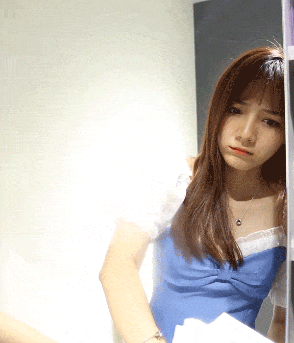 视频中出现的浴室柜,是惠达卫浴的轻岩系列浴室柜,五金连接件采用的是