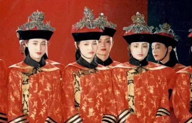 王祖贤30年前故宫旧照被扒 有谁注意背后的群演?如今成当红巨星