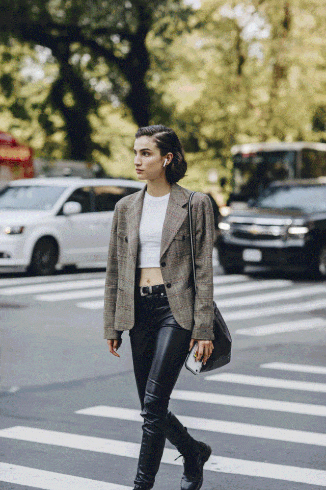 火狐电竞官方网站:
西装+短裤|入秋最炸穿搭组合 时髦人都这么穿!(图1) 火狐电竞官方网站:
西装+短裤|入秋最炸穿搭组合 时髦人都这么穿!(图1)