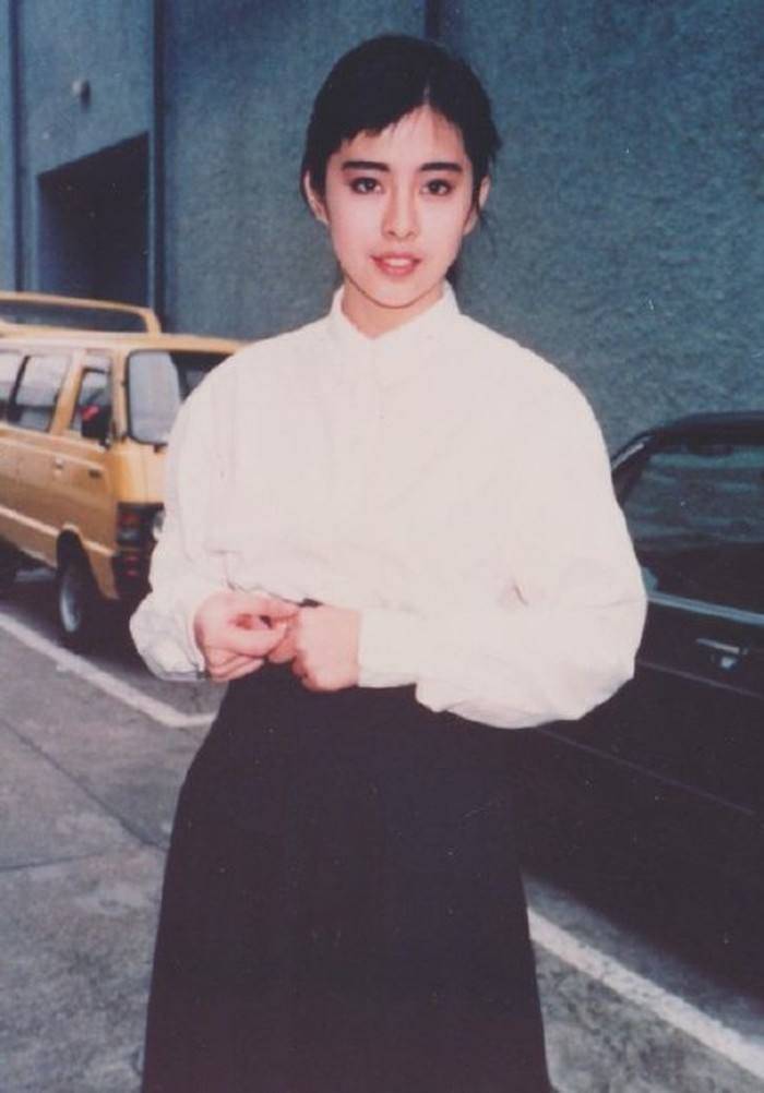 王祖贤30年前故宫旧照被扒 有谁注意背后的群演?如今成当红巨星