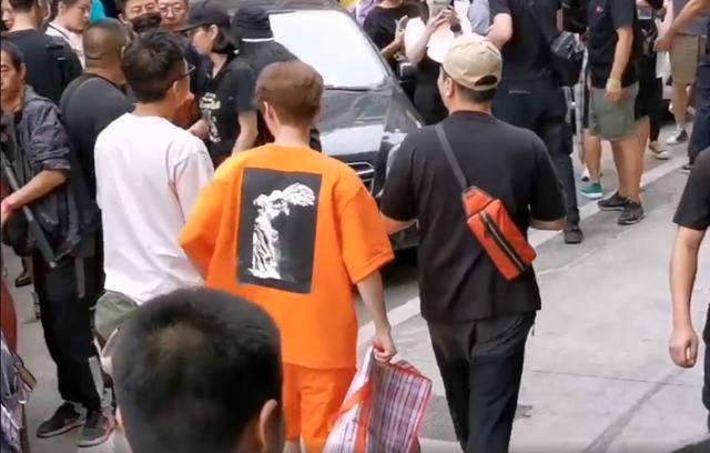 人员|原创邓超鹿晗录新综，安保人员语气生硬推搡开道，网友怼“戏子当道”