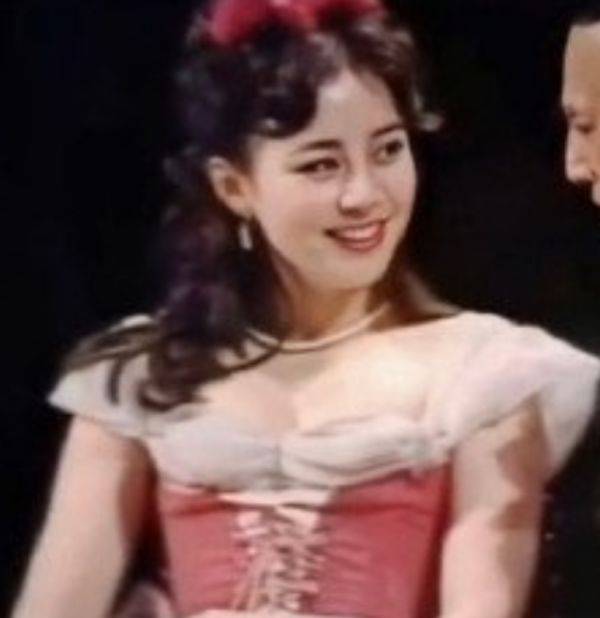 公主|宋丹丹25岁旧照公开，欧式打扮如“在逃公主”，稚嫩脸好像郑爽