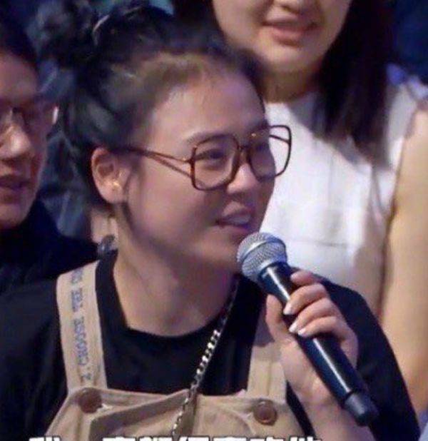 形象|马思纯怎么又胖了？素颜看脱口秀被拍，一脸胆怯惹人心疼