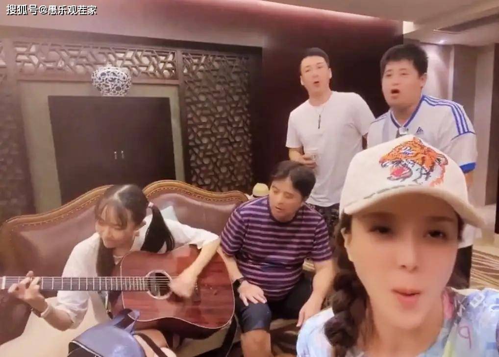 书法|原创61岁毕福剑现身商演，大秀歌喉书法，身体虽发福但精神状态不错