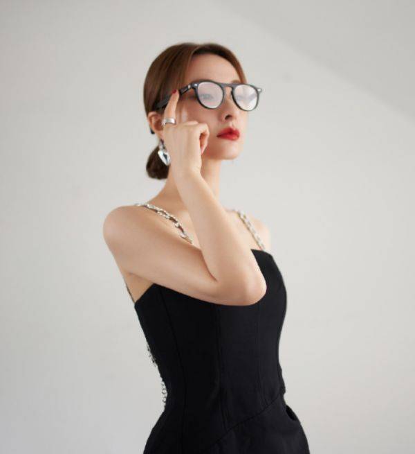 丝袜|吴昕也对JK裙下手！穿上后37岁成少女，秀出“丝袜腿”太撩了