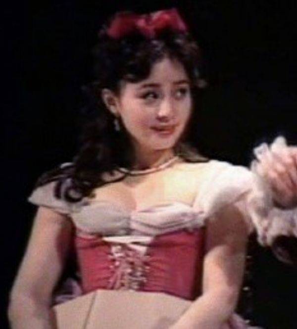 公主|宋丹丹25岁旧照公开，欧式打扮如“在逃公主”，稚嫩脸好像郑爽