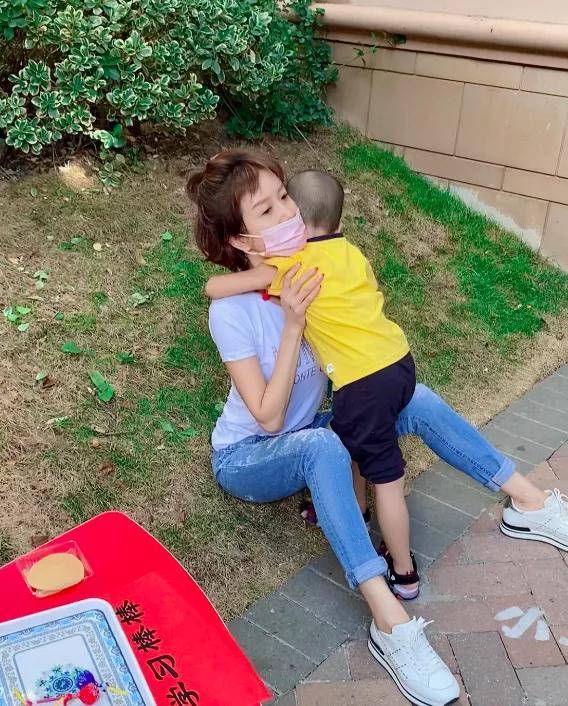 幼儿园|金巧巧送娃上学，幼儿园档次尽显，星二代学费谁家更昂贵？