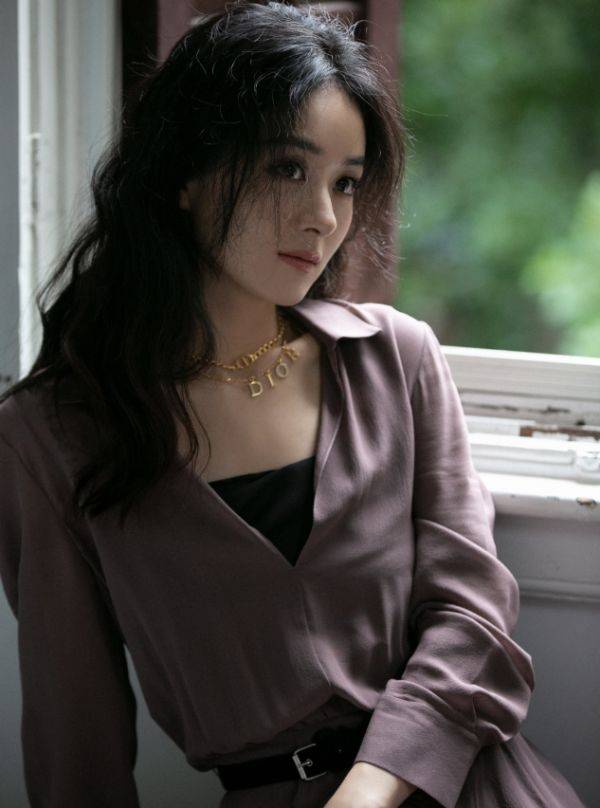 离开|赵丽颖活动生图流出，离开十级精修后，这脸我没看错？