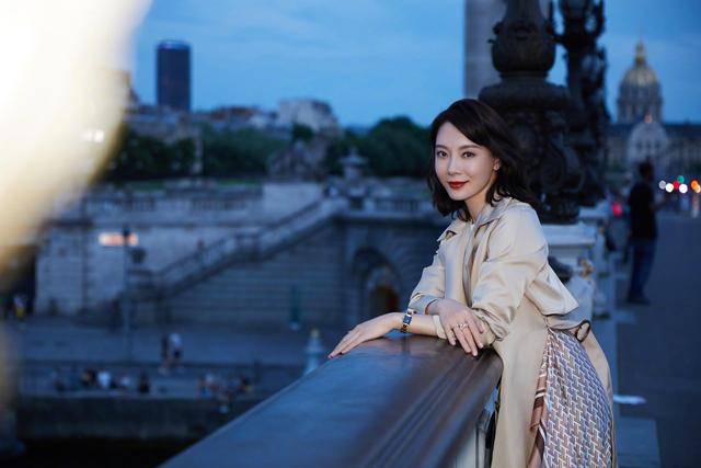 陈数老公深夜晒与美女亲密合照，大胆搂抱玩亲