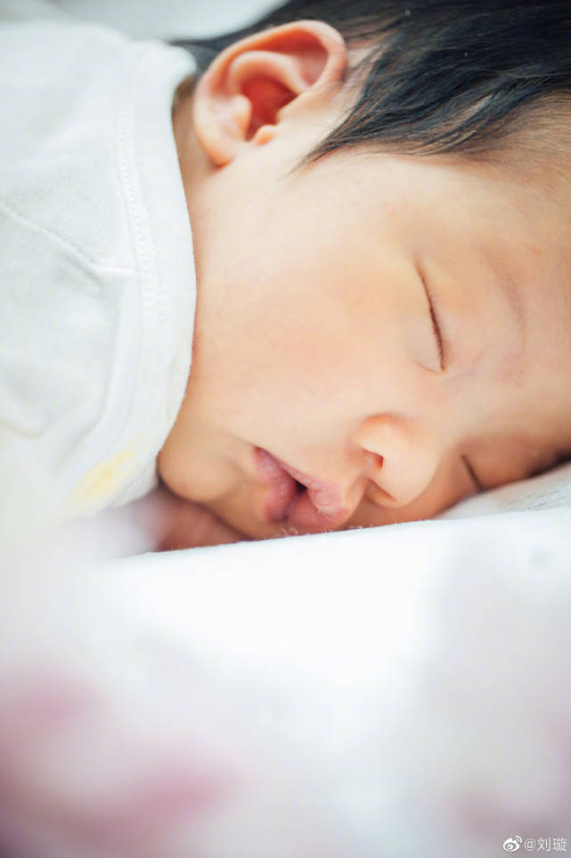 女儿|一家四口深情对视，7天前因超人妈妈受关注刘璇首晒二胎女儿正面照