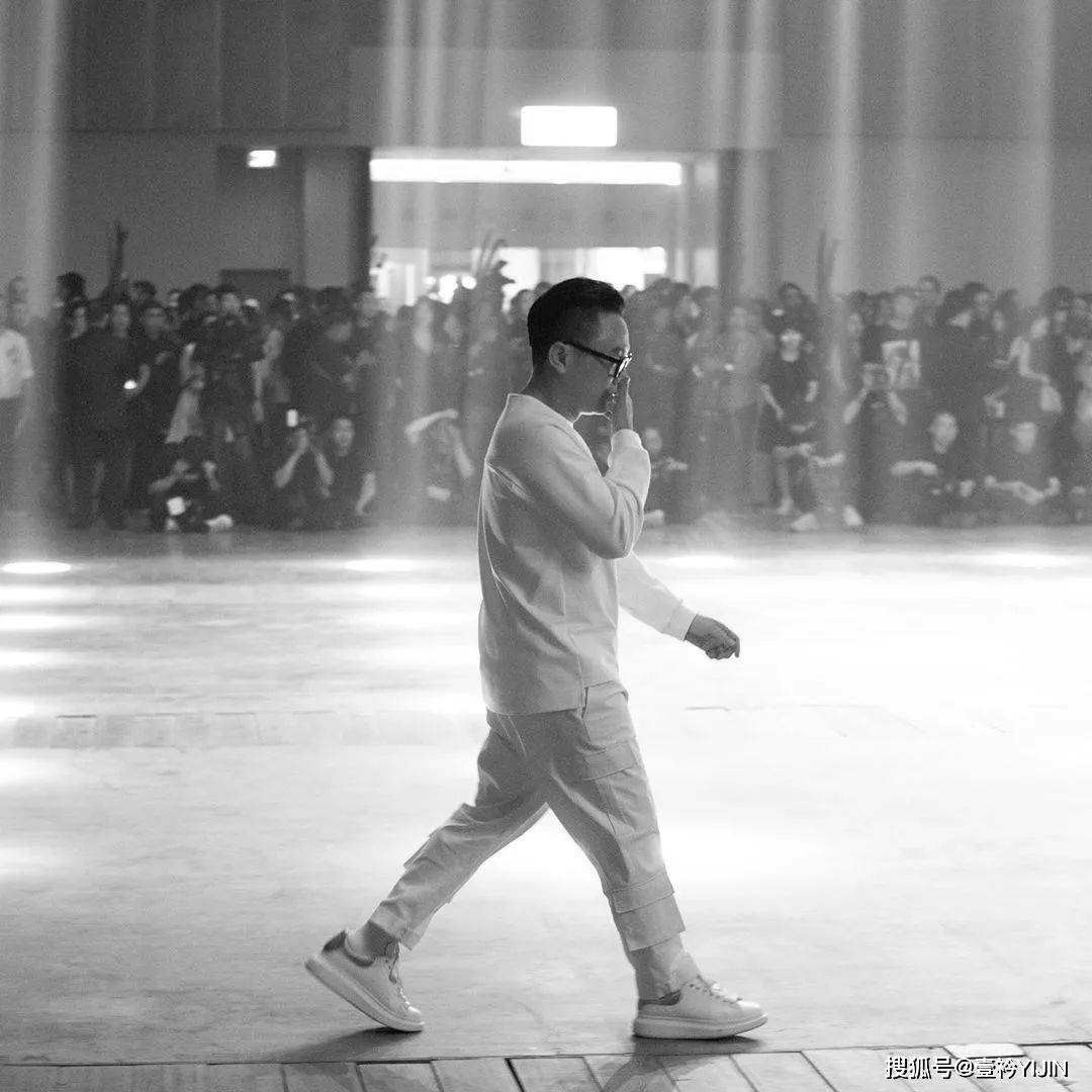 越南|被巴黎世家抄袭？把衣服种上鲜花、冻进冰块里？越南时装的高光时刻