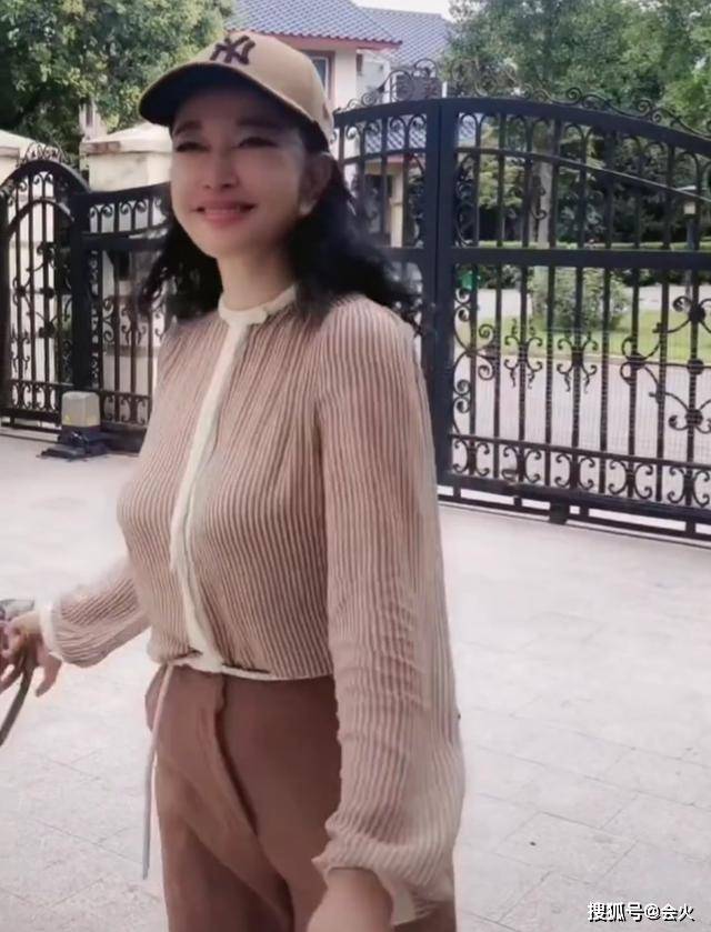刘晓庆老年生活惬意，与服务员共舞身姿轻盈，