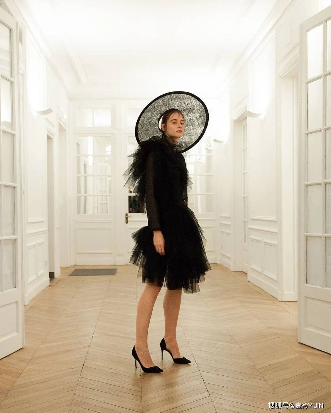 越南|被巴黎世家抄袭？把衣服种上鲜花、冻进冰块里？越南时装的高光时刻