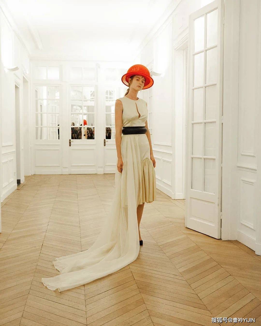 越南|被巴黎世家抄袭？把衣服种上鲜花、冻进冰块里？越南时装的高光时刻