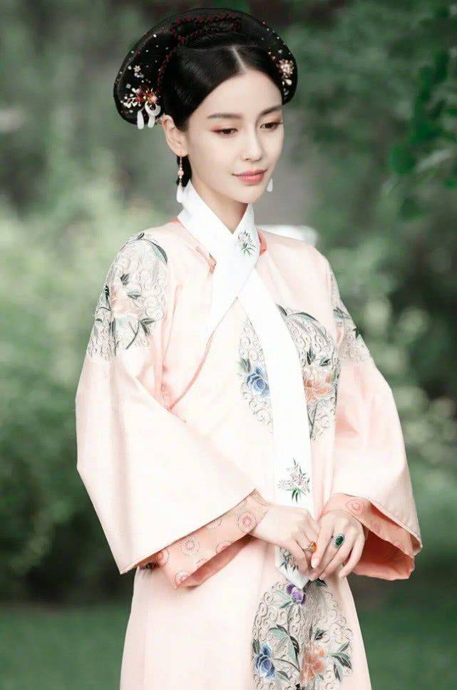 杨颖|杨颖首次挑战清宫装,但撞上杨幂后,一个似皇妃,一个却像丫鬟