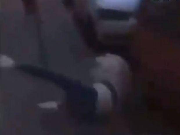 瑞典街道上,暴徒无缘无故袭击一个女人,引发网友众怒_手机搜狐网