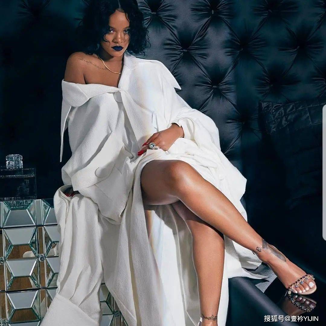 越南|被巴黎世家抄袭？把衣服种上鲜花、冻进冰块里？越南时装的高光时刻